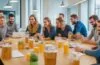 Ein strahlend helles, modernes Büro bei Tageslicht, in dem ein multikulturelles Team aus engagierten Designern und Entwicklern bei einer lebhaften Brainstorming-Session gemeinsam mit Skizzen und Tablets um einen Tisch sitzt, voller Wärme, Fokus und kollaborativer Energie, die den Geist klarer Designprinzipien und smarter Entscheidungsfindung eindrucksvoll widerspiegelt.