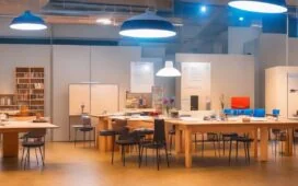 Ein hell erleuchteter, moderner Besprechungsraum, in dem ein diverses Team aus Designer:innen und Entwickler:innen um einen Tisch sitzt, lebhaft Ideen auf Papier skizziert und mit digitalen Tools an einem innovativen Produkt arbeitet – die Atmosphäre strahlt Wärme, Konzentration und kreative Zusammenarbeit aus.