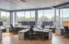 Ein warm erleuchtetes modernes Büro mit einem konzentrierten IT-Team vor mehreren Bildschirmen, die lebendige Dashboards und Code-Pipelines zeigen, während natürliches Sonnenlicht durch große Fenster fällt und eine freundliche, produktive Atmosphäre schafft.