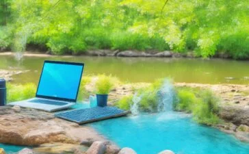 Ein sonnendurchfluteter Arbeitsplatz mit einem offenen Laptop und Smartphone, umgeben von frischen Grünpflanzen und einem Glas Wasser, das die warme Atmosphäre eines sommerlichen Nachmittags einfängt, während eine Person konzentriert und entspannt im Hintergrund die Geräte nutzt – ein harmonisches Zusammenspiel von Technik, Mensch und natürlichem Licht unter sommerlicher Hitze.