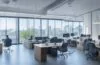 Ein sonnendurchflutetes, modernes Büro mit Menschen unterschiedlicher Herkunft, die konzentriert an Laptops und Tablets arbeiten, während sanfte warme Lichtstrahlen durch große Fenster fallen und eine Atmosphäre von Zuversicht und digitaler Vernetzung schaffen.