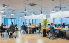 Ein lichtdurchflutetes, modernes Büro mit einem Team von IT-Spezialisten, die konzentriert und freundlich mit Laptops und Tablets an der Verwaltung von Kubernetes-Clustern arbeiten, umgeben von großen Fenstern, warmem Tageslicht und einem einladenden, produktiven Ambiente.