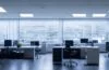 In einem hell erleuchteten, modernen Büro sitzt ein konzentrierter IT-Sicherheitsexperte vor mehreren Bildschirmen, die komplexe Grafiken und Daten zeigen, während warmes Tageslicht durch große Fenster fällt und eine Atmosphäre von Kompetenz, Ruhe und Zuversicht vermittelt.