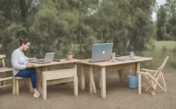 Eine helle, nahaufgenommene Aufnahme einer entspannten Frau mittleren Alters, die an einem sonnendurchfluteten Holztisch mit Laptop und Smartphone sitzt, dabei aufmerksam auf den Bildschirm blickt und mit warmem Lächeln und sorgsamer Haltung die Sicherheit ihrer Online-Banking-Daten prüft – natürliche Tageslichtstimmung mit weichen Schattierungen, realistische Details eines modernen, wohnlichen Arbeitsbereichs im Hintergrund.