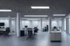 Ein hell erleuchtetes, modernes Büro mit entspannten Entwicklern in lebhaften Gesprächen und konzentrierten Blicken auf Bildschirme, das durch warmes Tageslicht eine einladende Atmosphäre voller Teamgeist und kreativer Energie ausstrahlt.