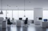 Ein warm beleuchtetes, modernes Büro mit zwei fokussierten Entwicklerinnen, die vor hellen Bildschirmen mit komplexen Codezeilen arbeiten, umgeben von natürlichem Tageslicht und minimalistischer Technik, das den dynamischen Wettstreit und die zukunftsweisende Innovation im Bereich KI-Modelle eindrucksvoll einfängt.