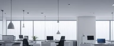 Ein warm beleuchtetes, modernes Büro mit zwei fokussierten Entwicklerinnen, die vor hellen Bildschirmen mit komplexen Codezeilen arbeiten, umgeben von natürlichem Tageslicht und minimalistischer Technik, das den dynamischen Wettstreit und die zukunftsweisende Innovation im Bereich KI-Modelle eindrucksvoll einfängt.