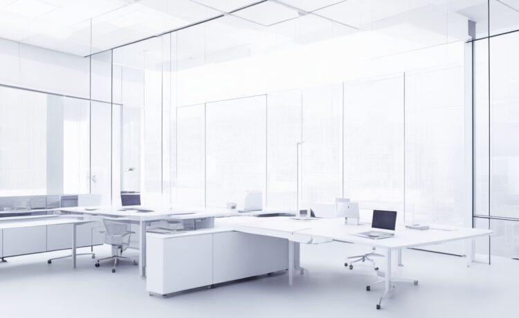 In einem modernen, hell erleuchteten Büro arbeiten mehrere Entwickler entspannt an ihren Laptops, während ein großes, transparentes Whiteboard im Hintergrund komplexe Architekturdiagramme mit modularen Bausteinen zeigt – das Bild strahlt kreative Konzentration, Zusammenarbeit und die warmen Sonnenstrahlen des Vormittags aus.
