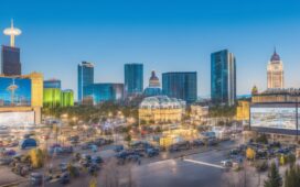 In einem hellem, modern gestalteten Konferenzraum in Las Vegas diskutieren leidenschaftliche IT-Sicherheitsexperten in natürlichem Tageslicht konzentriert und hoffnungsvoll um einen großen Holztisch, umgeben von Laptops und digitalen Visualisierungen, die den Wandel zu sicherer Software verkörpern – ein warmes, inspirierendes Bild voller Energie und kollegialem Austausch.