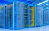 In einem modern gestalteten, hell erleuchteten Hightech-Fabrikraum steht ein Team konzentrierter Ingenieure um einen offenen Server-Rack, die in freundlicher Atmosphäre die Montage von KI-Servern für die Zukunft der Digitalisierung vorantreiben und dabei den Wandel von traditioneller Smartphone-Fertigung zu smarter KI-Infrastruktur lebendig spiegeln.