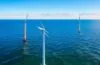 Strahlend weiße Offshore-Windturbinen mit gigantischen Rotorblättern drehen sich majestätisch im sanften Morgenlicht über dem glitzernden Ostchinesischen Meer vor der Küste Fujians – ein Symbol für technologische Innovation und nachhaltige Energiezukunft in harmonischer Verbindung von Mensch und Natur.