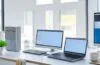 Eine sonnendurchflutete, moderne Büroatmosphäre mit einem fokussierten IT-Sicherheitsexperten, der konzentriert an einem Laptop sitzt und nervös dennoch entschlossen eine kritische Systemaktualisierung durchführt, um die hochbrisante Commvault-Sicherheitslücke zu schließen – dabei strahlt das warme, natürliche Licht Vertrauen und Handlungsbereitschaft aus.