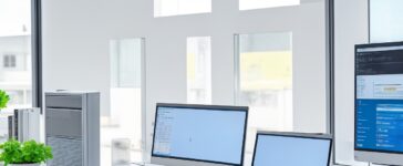 Eine sonnendurchflutete, moderne Büroatmosphäre mit einem fokussierten IT-Sicherheitsexperten, der konzentriert an einem Laptop sitzt und nervös dennoch entschlossen eine kritische Systemaktualisierung durchführt, um die hochbrisante Commvault-Sicherheitslücke zu schließen – dabei strahlt das warme, natürliche Licht Vertrauen und Handlungsbereitschaft aus.