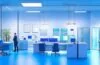 In einem modernen, hell erleuchteten Büro erörtern drei Personen mit ernstem, aber hoffnungsvollem Ausdruck konzentriert digitale Sicherheitsthemen an einem großen Bildschirm voller Diagramme – ein offenes Gespräch in warmer Atmosphäre, das die komplexe Debatte um Datenschutz und staatliche Souveränität lebendig widerspiegelt.