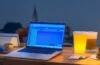 Ein strahlend helles, natürlich beleuchtetes Büroambiente mit einer konzentrierten Person mittleren Alters, die vor einem modernen Laptop sitzt und nachdenklich Text auf dem Bildschirm prüft, während sanftes Tageslicht durch große Fenster fällt und eine warme, vertrauensvolle Atmosphäre schafft.