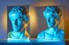 Ein helles, natürlich beleuchtetes Porträt einer nachdenklichen Wissenschaftlerin in einem modernen Labor, umgeben von Bildschirmen mit komplexen Daten und subtil reflektierendem Glas, das die Wärme menschlicher Verantwortung im Umgang mit künstlicher Intelligenz vermittelt.