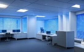 Ein hell erleuchtetes, modernes Büro mit einem nachdenklichen IT-Experten vor mehreren Bildschirmen, die sorgfältig komplexe Sicherheitsdaten anzeigen, während warmes Tageslicht durch große Fenster fällt und eine Atmosphäre von Vertrauen, Verantwortung und digitaler Vernunft schafft.