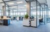 Ein lichtdurchflutetes, modernes Büro mit motivierten Geschäftspersonen in angeregtem Austausch vor großen, Panorama-Fenstern, die durch ihre offene, freundliche Atmosphäre den Wandel und die Chancen der digitalen Transformation im Post-Browser-Zeitalter einfühlsam visualisieren.