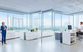 Ein helles, einladendes Büro mit großzügigem Tageslicht, in dem konzentrierte IT-Expert:innen im lebendigen Austausch vor moderner Hard- und Software-Landschaft stehen und so die Balance zwischen eigener Infrastruktur und cloudbasierten Lösungen symbolisieren.