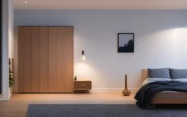 Eine helle, warm beleuchtete Szene zeigt eine moderne, minimalistisch eingerichtete Wohnung mit entspannt lächelnder Person, die mit einem smarten Lautsprecher im Hintergrund ein Gespräch führt – das Bild strahlt freundliche Zukunftstechnologie und den vertrauten Alltag digitaler Sprachassistenten aus.