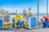 Ein sonnendurchflutetes Labor mit konzentrierten Forschern, die an modernen Batterie-Zellen arbeiten, während die warmen, natürlichen Lichtstrahlen die hochentwickelte Sensorik und die fein strukturierten Elektroden der Energietechnik lebendig hervorheben und eine Atmosphäre von Innovation, Sicherheit und nachhaltiger Zukunft schaffen.