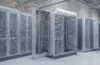 Ein modernes, hell erleuchtetes Serverraum-Interieur mit sanftem Tageslicht, in dem IT-Experten konzentriert und freundlich an hochentwickelter Hardware arbeiten, umgeben von kühlen Metallracks und Kabelbündeln, die strategische Flexibilität und innovative Digitalisierung in warmen, natürlichen Farben widerspiegeln.