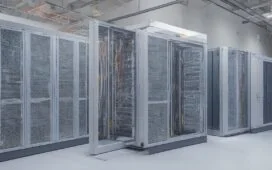 Ein modernes, hell erleuchtetes Serverraum-Interieur mit sanftem Tageslicht, in dem IT-Experten konzentriert und freundlich an hochentwickelter Hardware arbeiten, umgeben von kühlen Metallracks und Kabelbündeln, die strategische Flexibilität und innovative Digitalisierung in warmen, natürlichen Farben widerspiegeln.