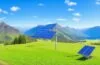 Ein strahlend moderner elektrischer Schwerlastzug fährt bei warmem Sonnenlicht durch eine sanft hügelige Berglandschaft, umgeben von grünen Wiesen und klar blauem Himmel, wobei die realistischen Details des Zuges seine innovative, energieautarke Technologie lebendig und einladend widerspiegeln.