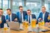 Ein strahlend helles, urbanes Büro mit sonnenbeschienenen Fenstern, in dem ein vielfältiges Team europäischer Bank- und FinTech-Experten lebhaft an einem digitalen Zahlungsprojekt arbeitet, lebendig und warm eingefangen in natürlichem Licht, das Zusammenarbeit und zukunftsorientierte Innovation ausstrahlt.