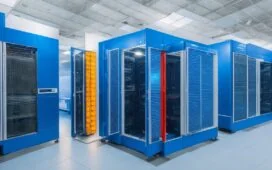 In einem hell erleuchteten, modernen Serverraum der Universität Leipzig strahlt ein hochmoderner Supercomputer in warmem Tageslicht, während Forscher:innen mit freundlichen, konzentrierten Gesichtern gemeinsam an innovativen Zukunftstechnologien arbeiten – ein Sinnbild für Europas digitale Fortschrittsgeschichte und nachhaltige Hightech-Zusammenarbeit.