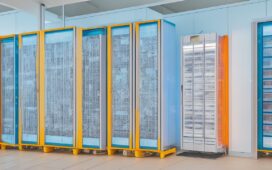 Eine dynamische Szene in einem modern ausgestatteten Rechenzentrum: Eine selbstbewusste Frau mittleren Alters steht lächelnd zwischen leuchtenden Serverracks, während das warme Tageslicht sanft durch große Fenster fällt und ihre engagierte Präsenz als unsichtbare Schlüsselkraft der digitalen Zukunft strahlt.