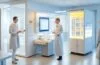Ein warm beleuchtetes, modernes Labor mit einer konzentrierten Forscherin, die liebevoll ein futuristisches, kleines Hirn-Computer-Interface an einem entspannten Patienten anlegt, während natürliches Tageslicht durch große Fenster fällt und eine hoffnungsvolle, freundliche Atmosphäre voller Zuversicht und menschlicher Nähe schafft.