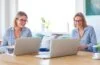 Eine freundliche, sonnendurchflutete Szene in einem modernen Wohnzimmer, in dem eine attraktive Frau entspannt an einem Laptop arbeitet, während sie aufmerksam auf eine auf dem Bildschirm geöffnete Banking-Website blickt, umgeben von warmen Holztönen und lebendig grünen Zimmerpflanzen, die Sicherheit und Achtsamkeit im digitalen Alltag symbolisieren.