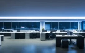 Ein hell erleuchtetes modernes Büro mit konzentriert lächelnden IT-Sicherheitsexperten vor mehreren Bildschirmen, die in natürlichem Tageslicht arbeiten und eine Atmosphäre von Vertrauen, Wachsamkeit und Gemeinschaft schaffen.