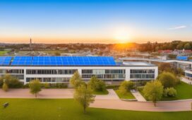 Ein freundliches, lichtdurchflutetes Panorama eines modernen Rechenzentrums-Campus bei Morgenlicht, mit glänzenden Glasfassaden, grünen Solarpaneelen auf den Dächern und einem im Vordergrund entspannten Team von IT-Experten in legerer Business-Kleidung, das konzentriert am Tablet über innovative Cloud- und KI-Technologien diskutiert, wodurch ein Bild nachhaltiger Hightech-Entwicklung und zukunftsweisender Investitionen entsteht.
