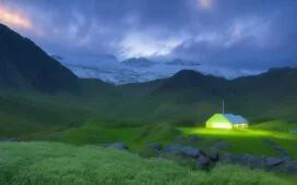 Strahlend klarer Morgen über einem modernen, weitläufigen norwegischen Rechenzentrum eingebettet in eine sanft grüne Landschaft, von natürlichem Sonnenlicht durchflutet und mit lebendiger Atmosphäre, die technologische Zukunft und nachhaltige Innovation überzeugend vereint.