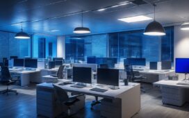 Ein hell erleuchtetes, modernes Büro mit entspannten Entwicklerinnen und Entwicklern, die bei natürlichem Tageslicht konzentriert an Laptops und Screens arbeiten, während warme Sonnenstrahlen das freundliche Miteinander und den kreativen Flow einer engagierten Tech-Community einfangen.