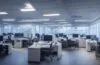 Ein lichtdurchflutetes, modernes Büro mit einem freundlichen Forscherteam unterschiedlicher Altersgruppen, die konzentriert an Computern mit leuchtenden Bildschirmen arbeiten und sich dabei offen und kooperativ austauschen, während warme Sonnenstrahlen durch große Fenster die Szene in ein einladendes, menschliches Ambiente tauchen.