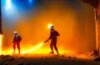 In einem hell erleuchteten Labor strahlt eine nah aufgenommene, kristallklare Brennstoffkapsel mit fein strukturierter Oberfläche warmes Licht aus, während Forscher im Hintergrund konzentriert und hoffnungsvoll an modernster Laserfusionstechnologie arbeiten – ein Symbol für den Durchbruch in der sauberen Energiezukunft.