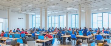 Ein heller, freundlicher Hochschulhörsaal im warmen Tageslicht, in dem Studierende und Dozenten aufmerksam an modernen Laptops arbeiten, mit einem Fokus auf eine offene, kollaborative Lernatmosphäre, die den zukunftsweisenden Einsatz von Künstlicher Intelligenz in der Bildung spiegelt.