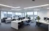 In einem hell erleuchteten, modernen Büro spannen mehrere diverse Entwickler:innen konzentriert den Bogen zwischen Technik und Ethik, während warme Sonnenstrahlen durch große Fenster auf Bildschirme mit komplexen Codezeilen und Diagrammen fallen – Symbol für den transparenten und verantwortungsvollen Umgang mit Künstlicher Intelligenz im neuen EU-Regelwerk.