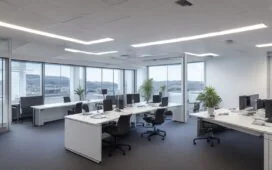 In einem hell erleuchteten, modernen Büro spannen mehrere diverse Entwickler:innen konzentriert den Bogen zwischen Technik und Ethik, während warme Sonnenstrahlen durch große Fenster auf Bildschirme mit komplexen Codezeilen und Diagrammen fallen – Symbol für den transparenten und verantwortungsvollen Umgang mit Künstlicher Intelligenz im neuen EU-Regelwerk.