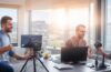 Ein helle, freundliche Büroszene mit einem jungen Marketingteam, das entspannt an modernen Computern arbeitet und dabei lebhaft über KI-gestützte Videoproduktion diskutiert, warmes Sonnenlicht fällt durch große Fenster und schafft eine inspirierende, kollegiale Atmosphäre voller Motivation und Zukunftszugewandtheit.