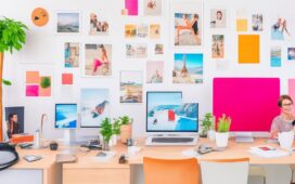 Ein lebendiges, natürlich beleuchtetes Büroambiente mit freundlichen Marketingprofis verschiedener Generationen, die konzentriert und entspannt am Laptop gemeinsam Strategien für Influencer-Kampagnen besprechen, umgeben von farbenfrohen Moodboards und modernen digitalen Gadgets, die die Balance zwischen kreativer Markenbildung und kosteneffizienter Performance verkörpern.