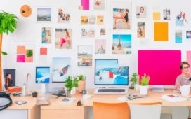 Ein lebendiges, natürlich beleuchtetes Büroambiente mit freundlichen Marketingprofis verschiedener Generationen, die konzentriert und entspannt am Laptop gemeinsam Strategien für Influencer-Kampagnen besprechen, umgeben von farbenfrohen Moodboards und modernen digitalen Gadgets, die die Balance zwischen kreativer Markenbildung und kosteneffizienter Performance verkörpern.