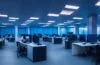 Ein hell erleuchtetes, modernes Büro mit lächelnden Entwicklern in entspannter Atmosphäre, die konzentriert gemeinsam an Laptops und großen Bildschirmen arbeiten, während warmes Tageslicht durch große Fenster fällt und eine freundliche, produktive Stimmung schafft.