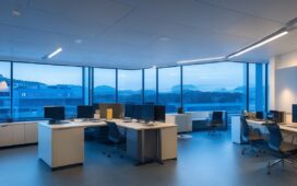 Ein gemütlich hell erleuchtetes Büro mit zwei Programmierern, die lächelnd konzentriert vor modernen Laptops mit offener Code-Software sitzen, während warmes Tageslicht durch große Fenster strömt und die freundliche Atmosphäre einer kreativen Zusammenarbeit mit KI-gestützter Technologie einfängt.
