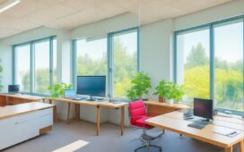 Ein sonnendurchflutetes modernes Büro mit lächelnden Mitarbeitenden unterschiedlichen Alters, die dynamisch an ihren Computern arbeiten, während sanft durch große Fenster das warme Tageslicht fällt und so eine freundliche Atmosphäre des Miteinanders und der technologischen Zukunft schafft.