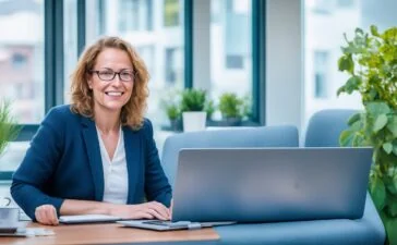 Eine strahlend helle, naturnahe Porträtaufnahme von Lisa Ihde in einem modernen Berliner Büro, wie sie mit warmem Lächeln konzentriert an ihrem Laptop arbeitet, umgeben von sanftem Tageslicht, das ihre positive Energie und den dynamischen Wandel durch KI im Arbeitsalltag widerspiegelt.