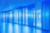 Ein warm beleuchtetes, modernes Rechenzentrum mit klar sichtbaren Glasfaserverkabelungen in schimmerndem Blau, umgeben von ruhigen Technikern in digital fokussierter Arbeit, die die nachhaltige Zukunft der KI-Infrastruktur mit freundlicher Atmosphäre und natürlichem Licht einleiten.